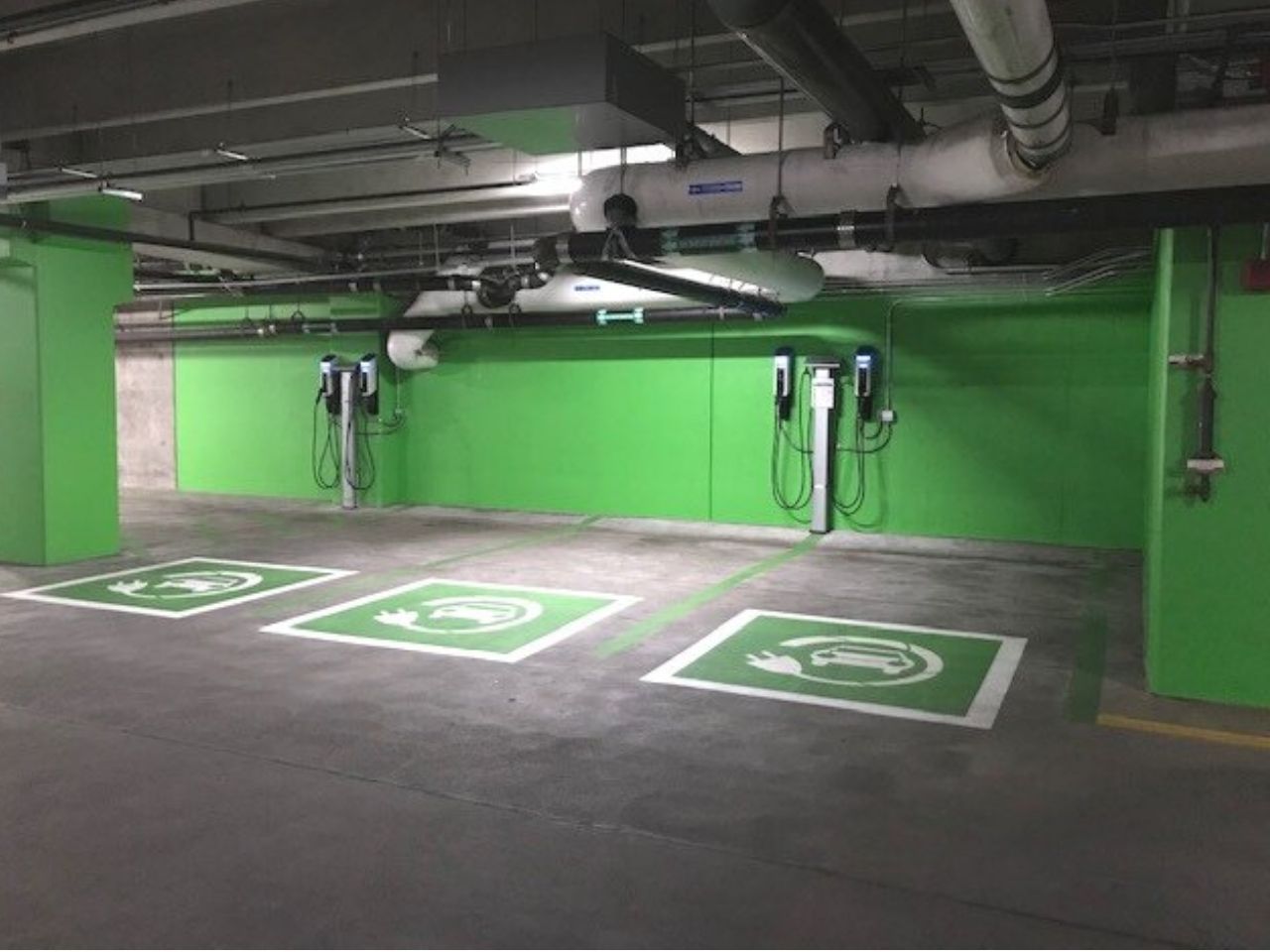 Four new SemaConnect charging stations at Penterra Plaza are mounted on dual pedestals and are prominently placed on the ground floor of Penterra Plaza’s shared parking garage.