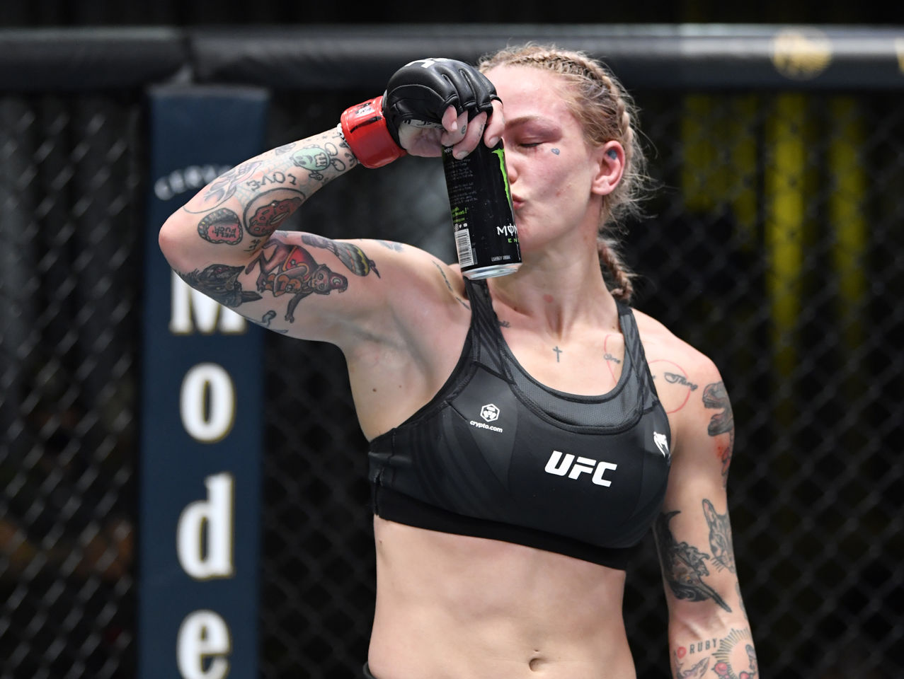 Monster Energy’s Jessica-Rose Clark Defeats Joselyne Edwards at UFC Fight Night 196