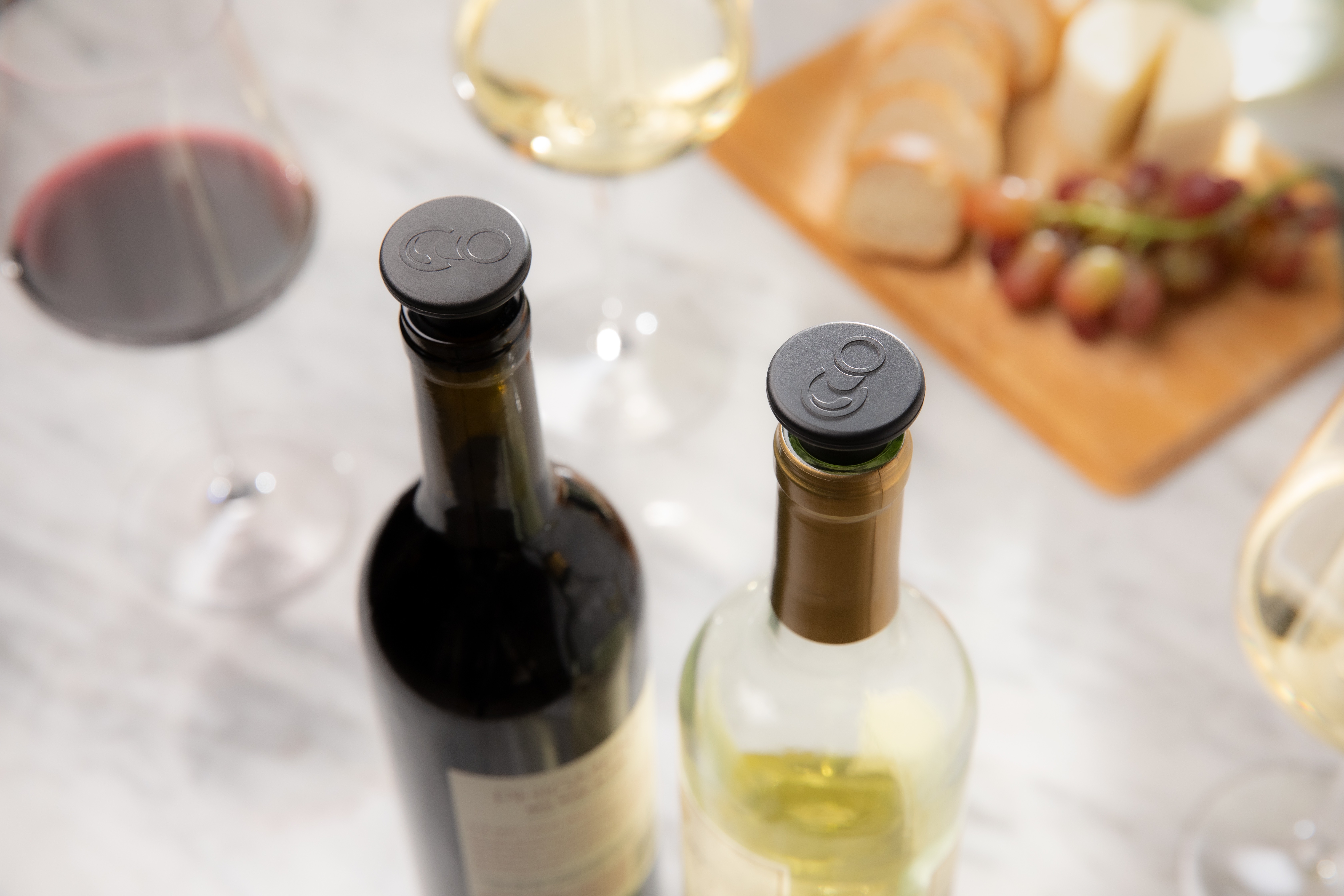 Encork wine preserving stopper actively removes oxygen to keep wine first-pour fresh.