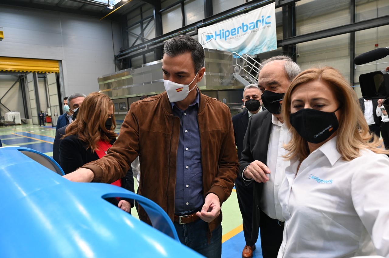 Spanish Prime Minister Pedro Sanchez learns about Hiperbaric's high pressure processing equipment