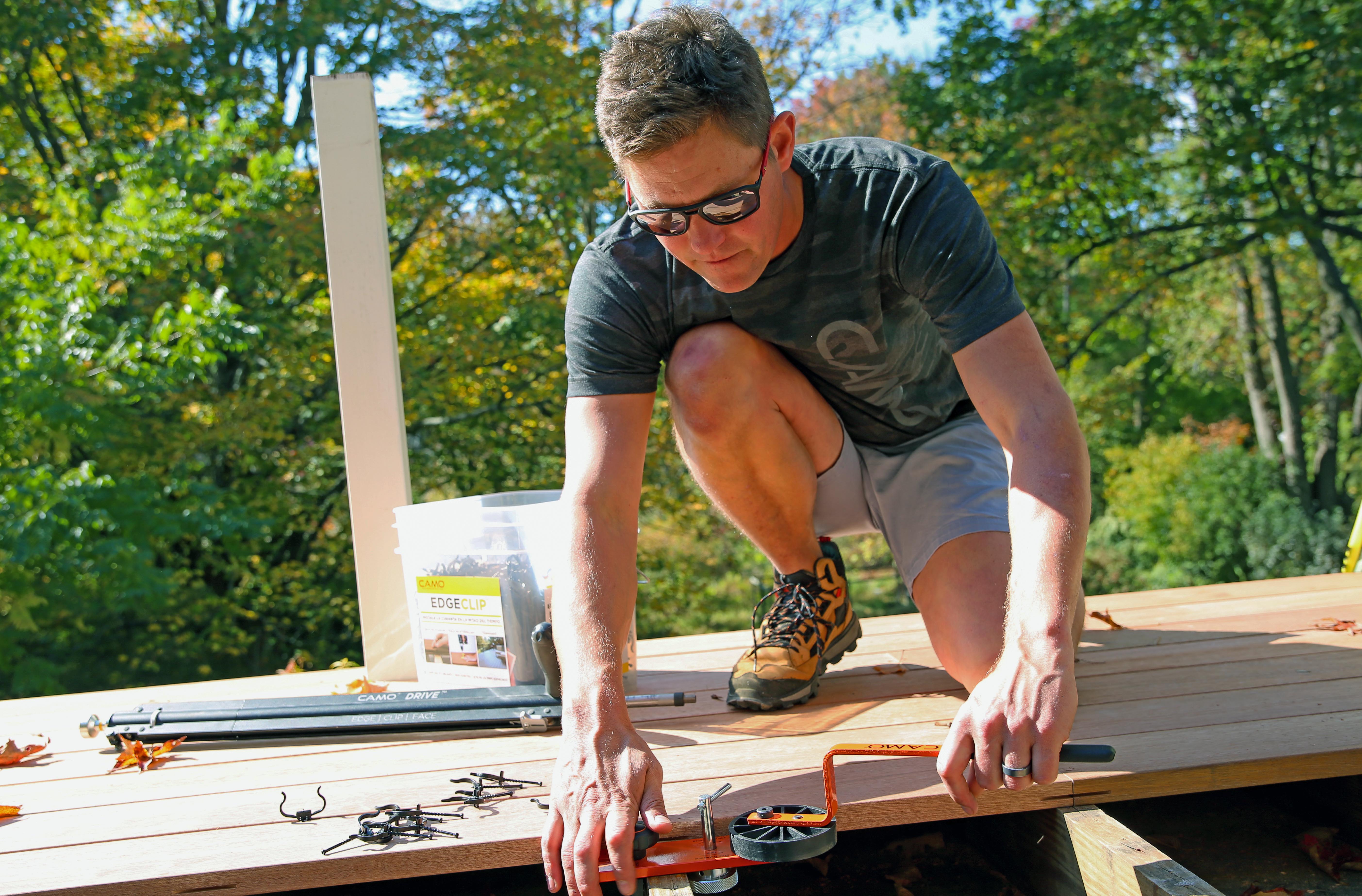 The LEVER tool locks in rows of boards and clips, straightens boards and stays in place, freeing builders’ hands to fasten efficiently.