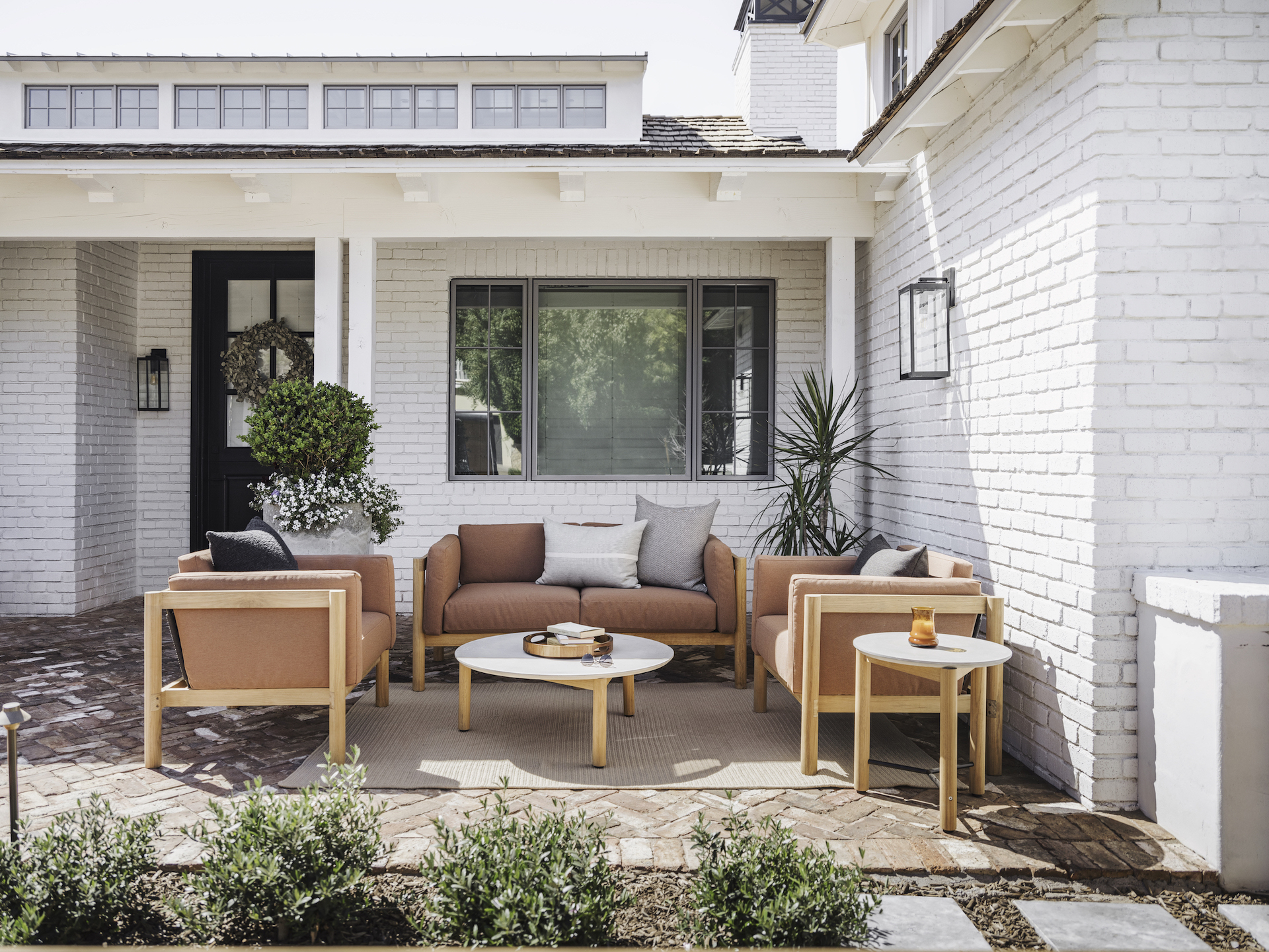 Customers using Yardzen’s all-online design platform will have access to Neighbor’s line of outdoor seating, dining furniture and decor in their custom designs