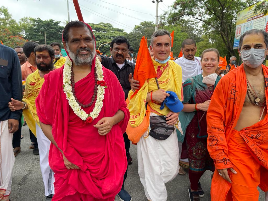 Sri Balaswamiji talking walkathon with the devotees