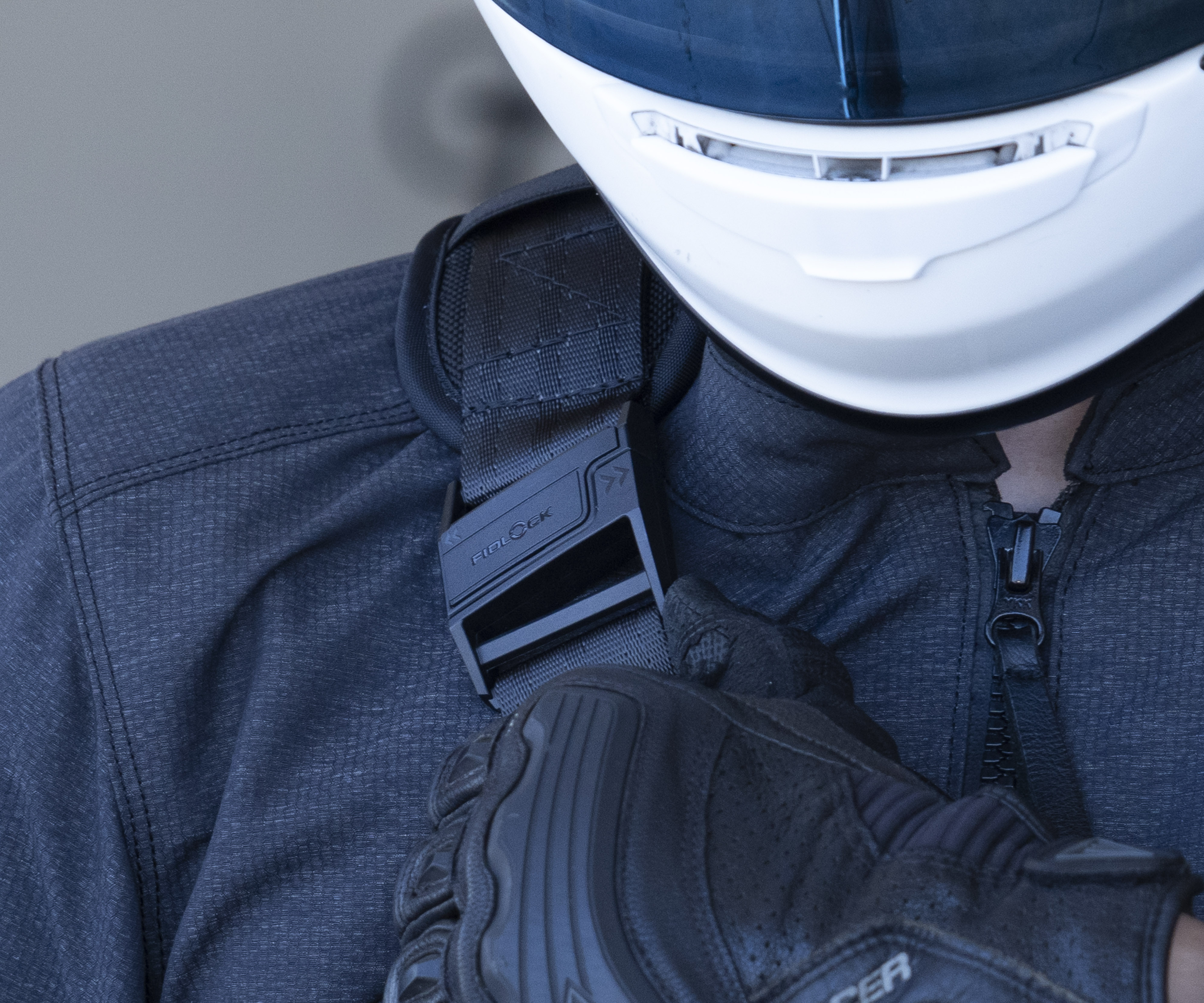 Magnetic Fidlock buckle positioned at shoulder for easy use without removing helmet and other gear