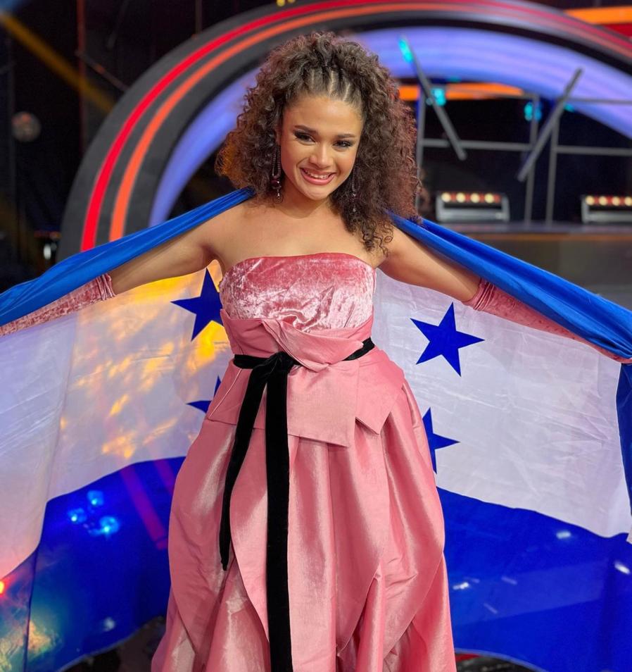 Honduran singer Cesia wins the 20th anniversary season of "La Academia" on EstrellaTV