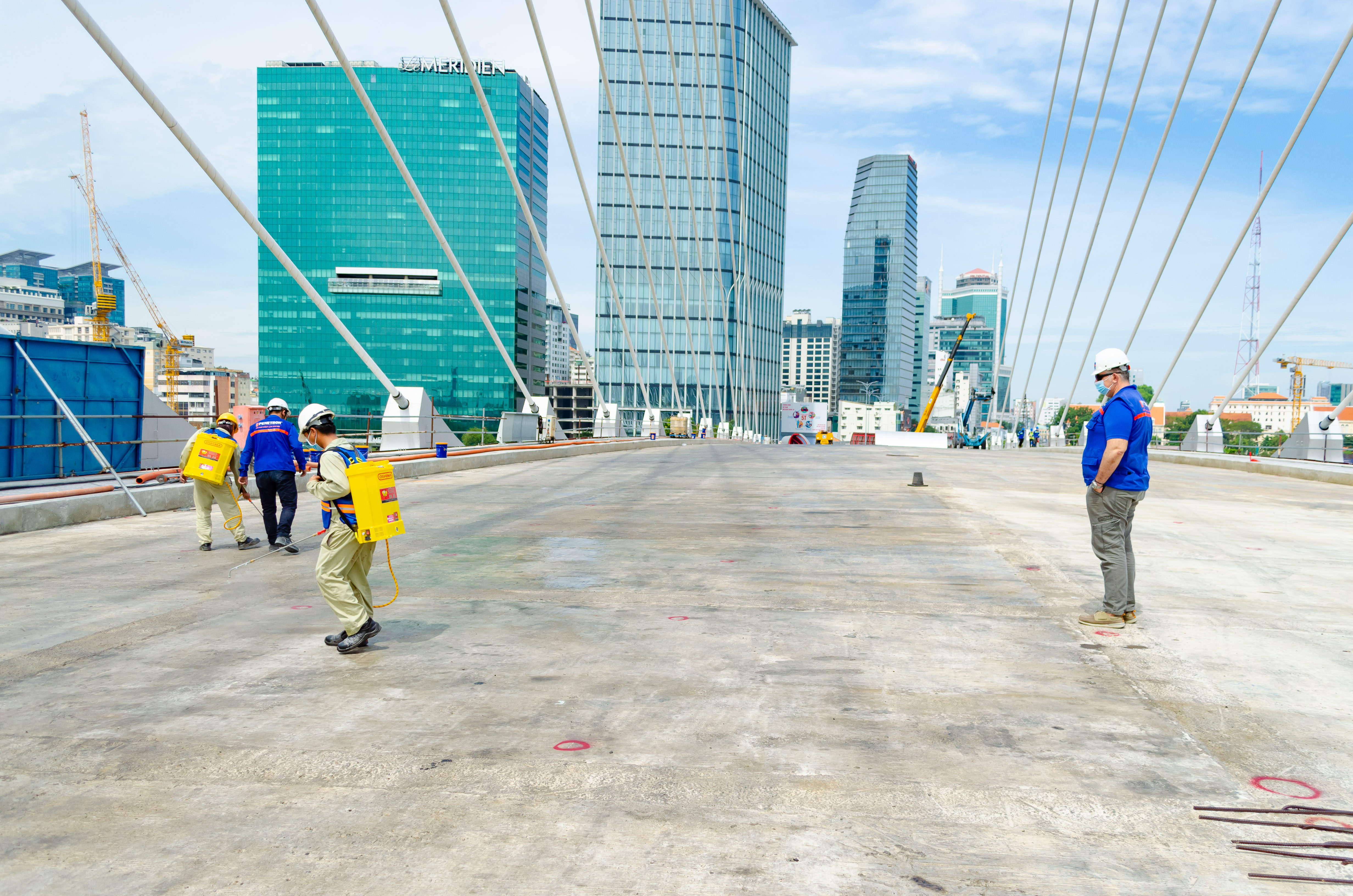 Ensuring proper application: PENESEAL PRO was applied to over 22,000 m2 of the Thủ Thiêm Bridge deck, where the Penetron Vietnam technical support team provided on-site support.