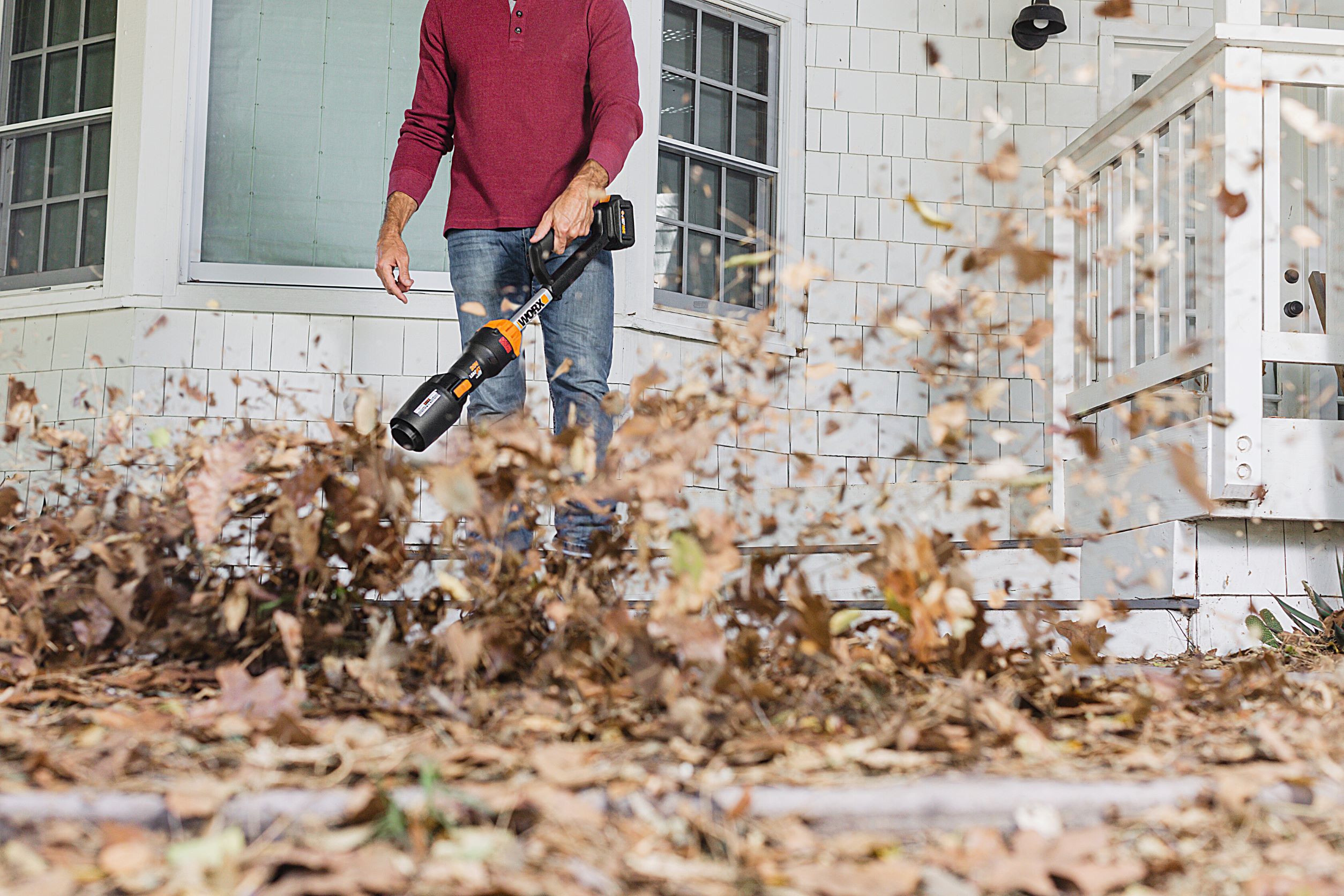 WORX 20V Leafjet Blower instantly switches between high air speed and volume, depending on the job at hand.