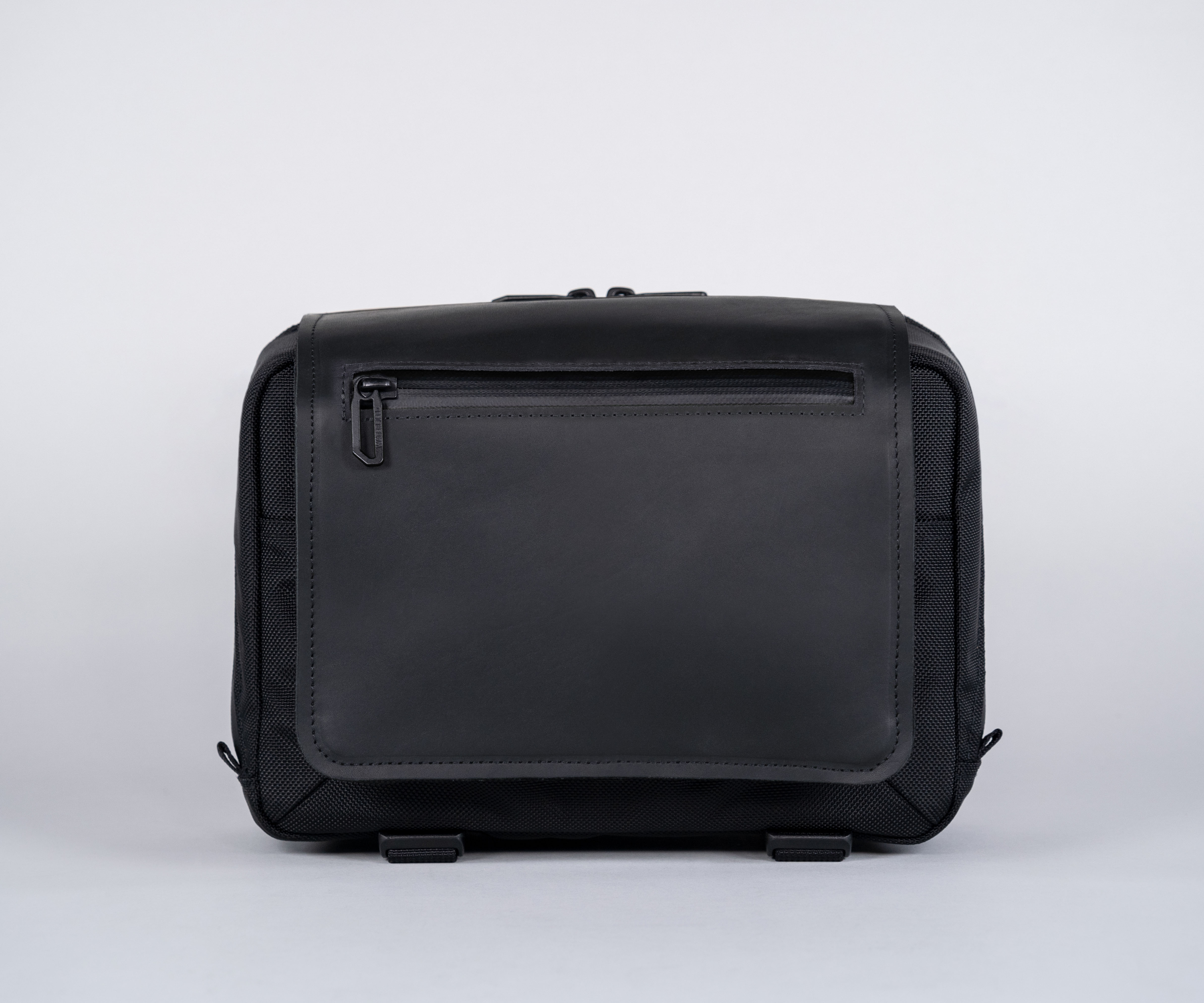 "Compact" size in black full-grain leather and ballistic nylon