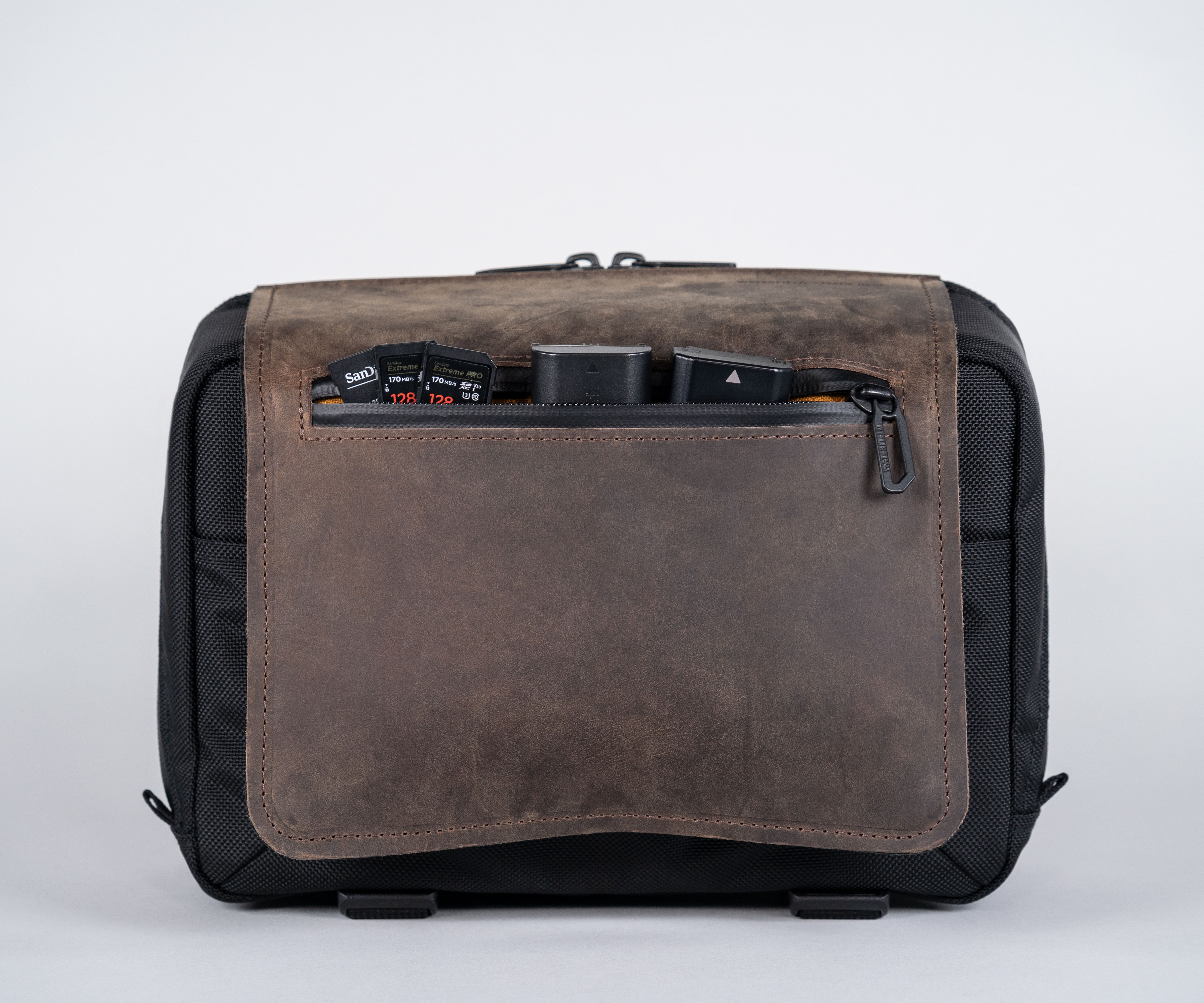 Pleated front pocket with interior organization keeps quick-access gear at hand