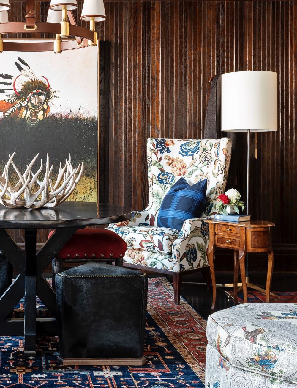Despite historical roots, Hickory Chair’s Elliot Wing Chair boasts clean lines that Young pairs here with an up-to-the-minute bold botanical for this Western-leaning Kibler & Kirch interior.