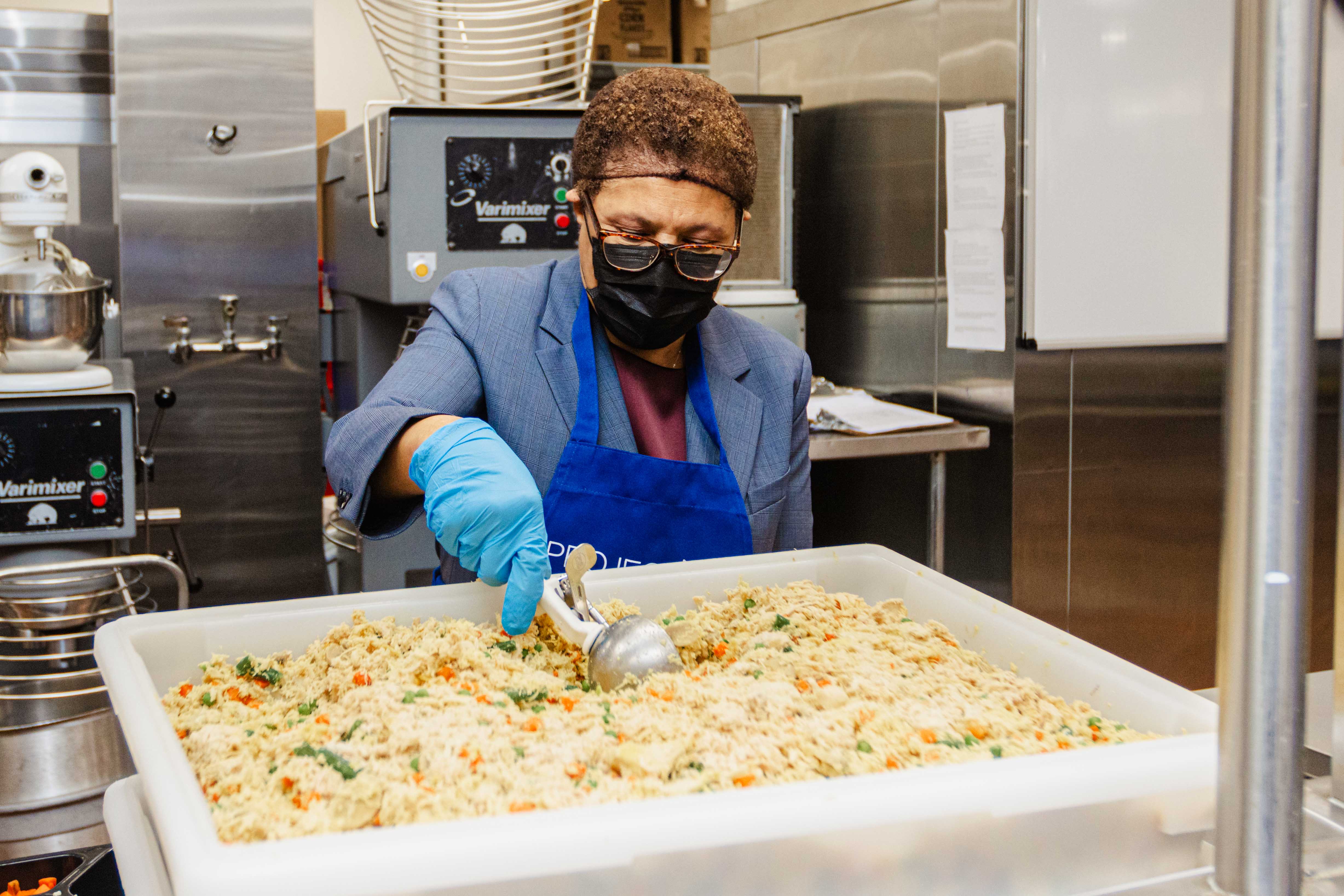 Los Angeles Mayor Karen Bass prepares meals at Project Angel Food