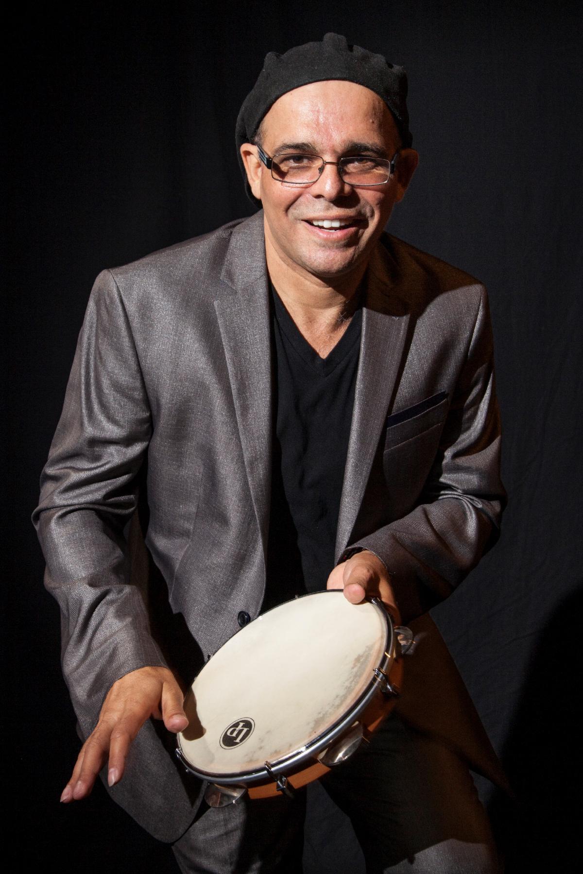 Singer-percussionist-guitarist Nanny Assis (photo: Tom Schwarz).