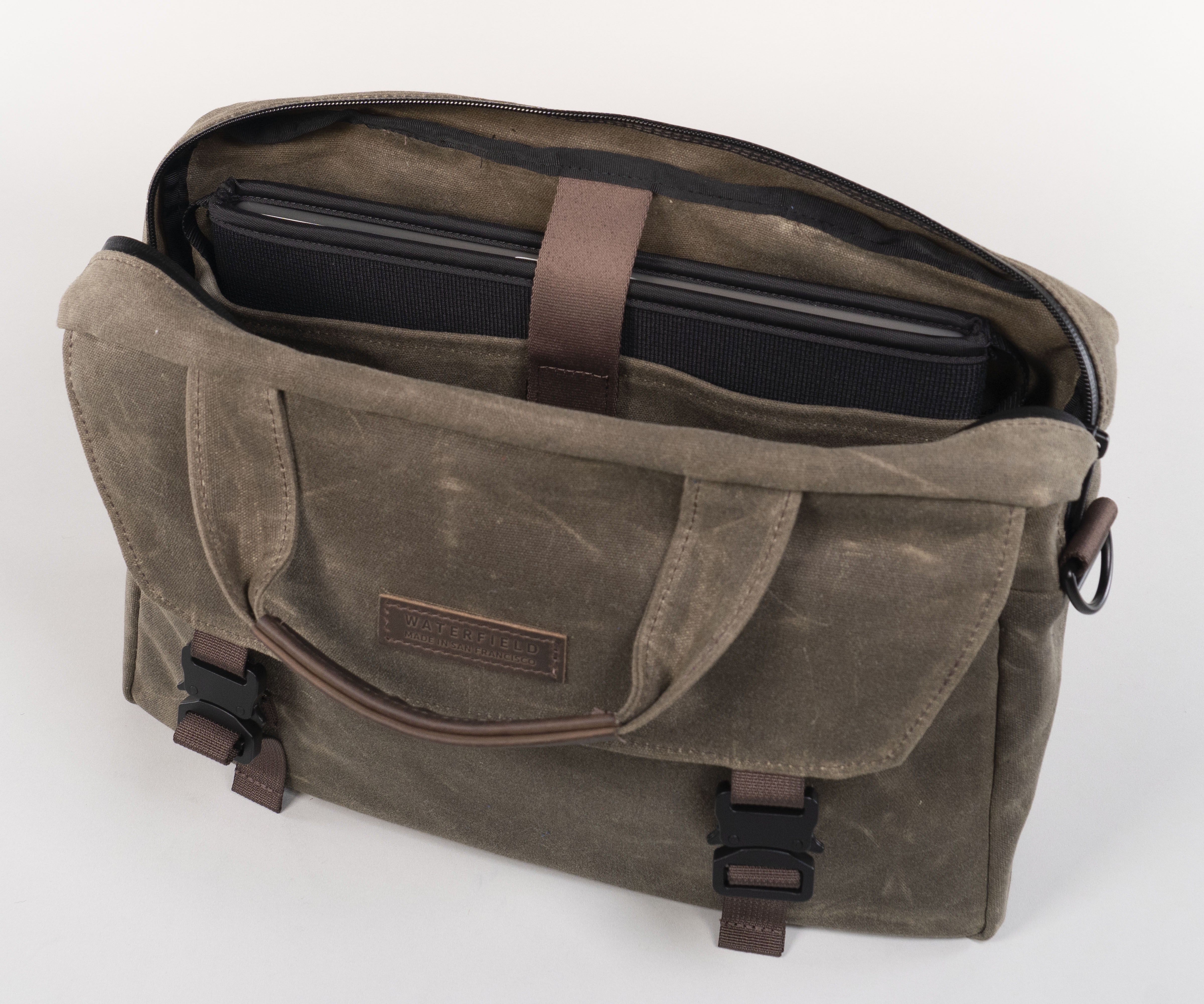 Vitesse with the WaterField Neo Sleeve in the laptop pocket